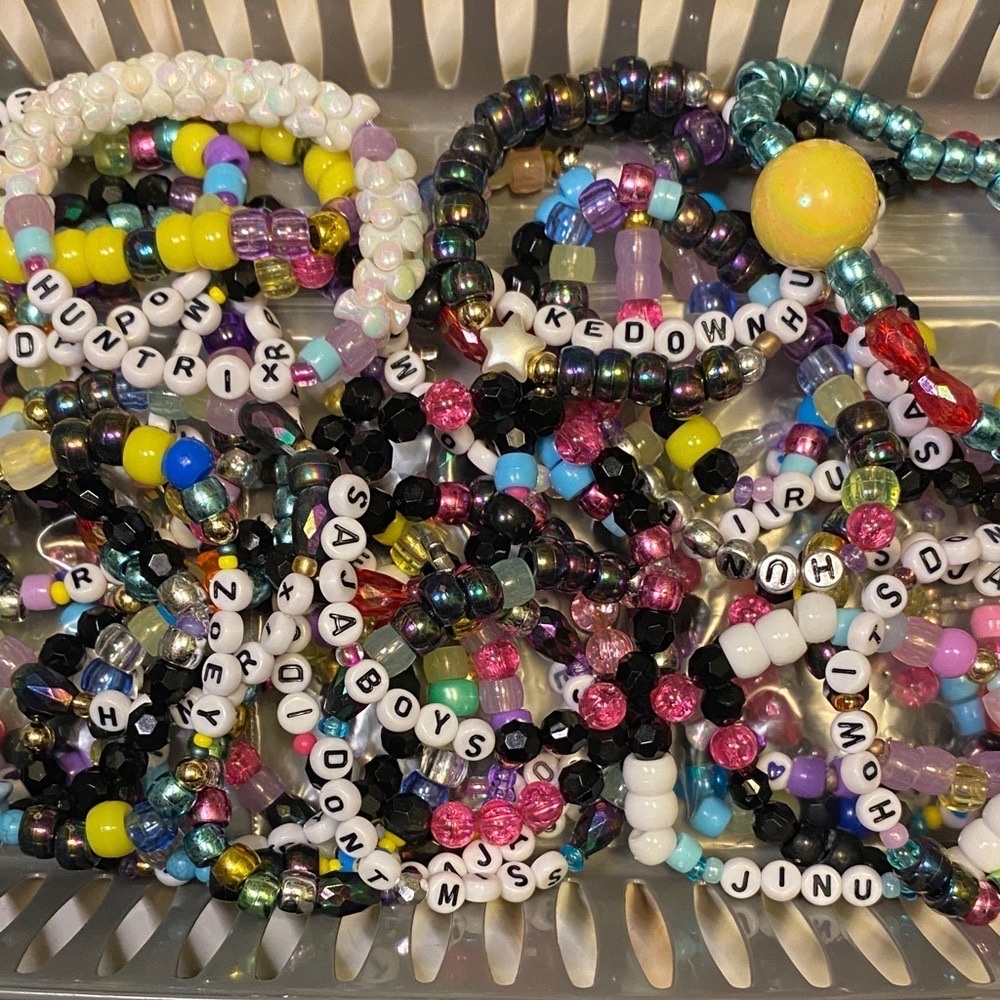 15 Mystery K-Pop Demon Hunters Kandi Bracelets Blind Box